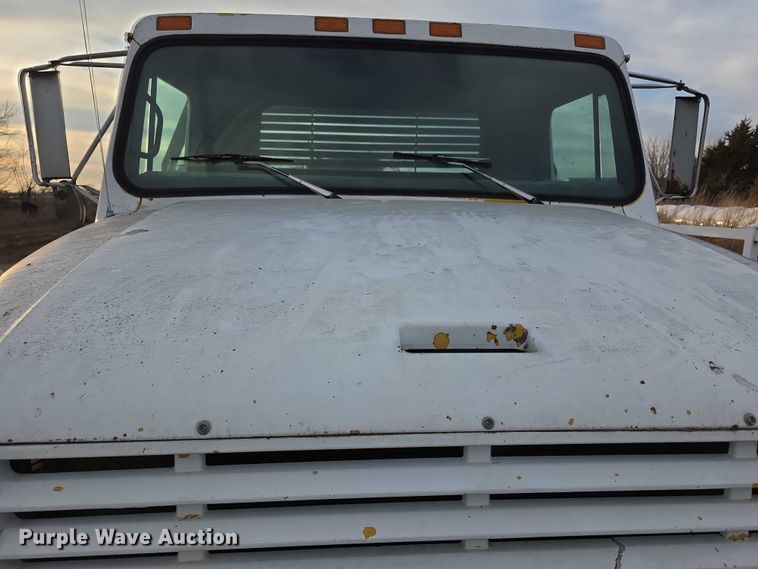 image for item FI0738 1994 International 4900 flatbed truck