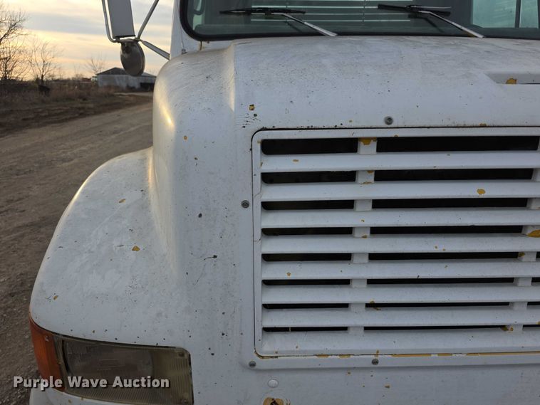 image for item FI0738 1994 International 4900 flatbed truck