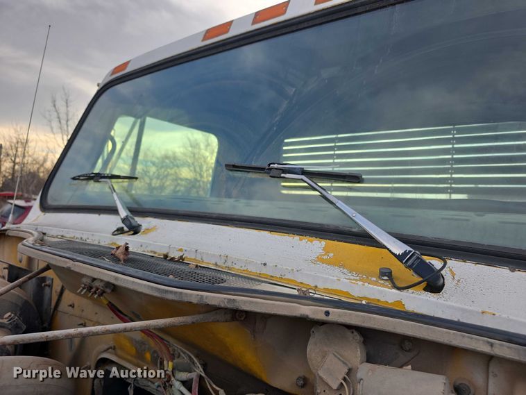 image for item FI0738 1994 International 4900 flatbed truck