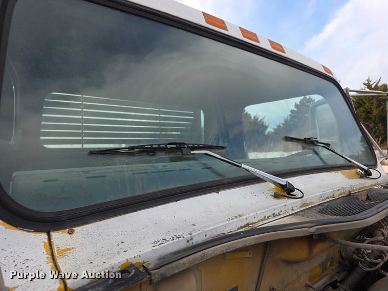 image for item FI0738 1994 International 4900 flatbed truck