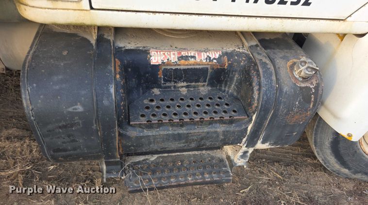 image for item FI0738 1994 International 4900 flatbed truck