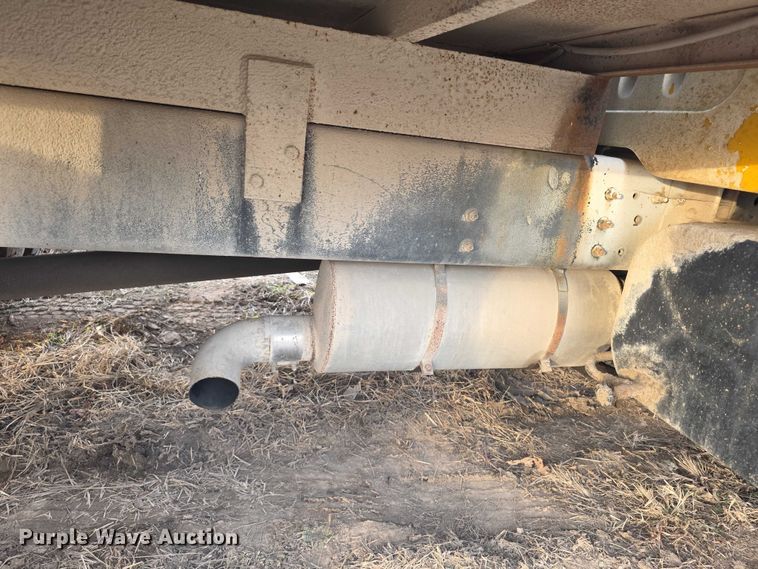 image for item FI0738 1994 International 4900 flatbed truck