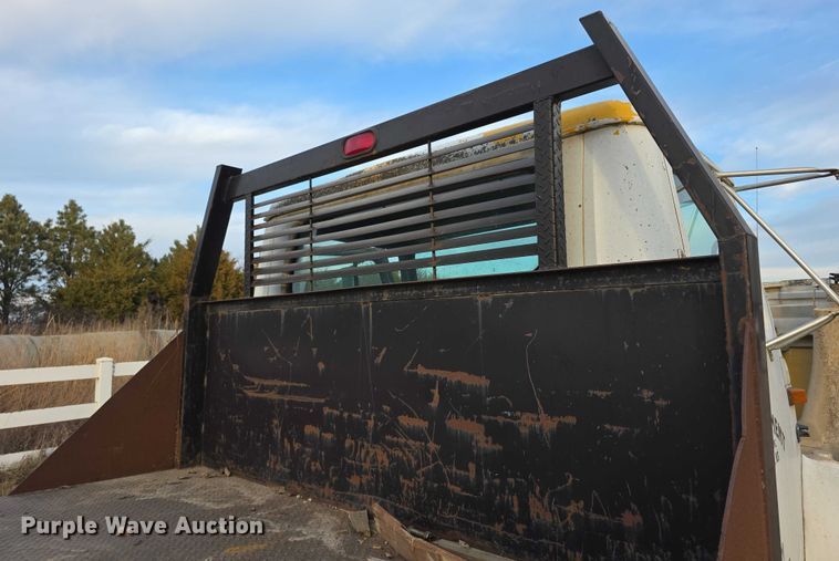 image for item FI0738 1994 International 4900 flatbed truck