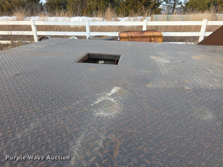 image for item FI0738 1994 International 4900 flatbed truck