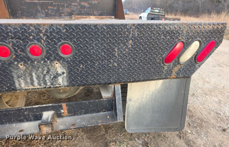 image for item FI0738 1994 International 4900 flatbed truck