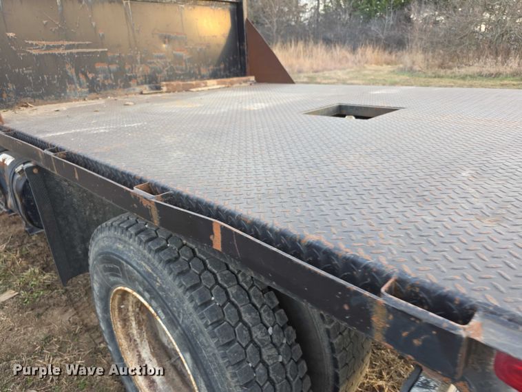 image for item FI0738 1994 International 4900 flatbed truck