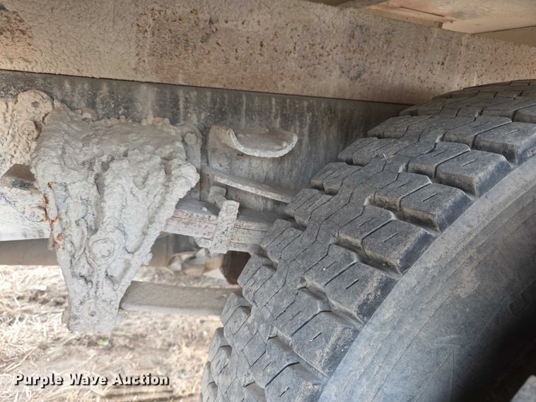 image for item FI0738 1994 International 4900 flatbed truck