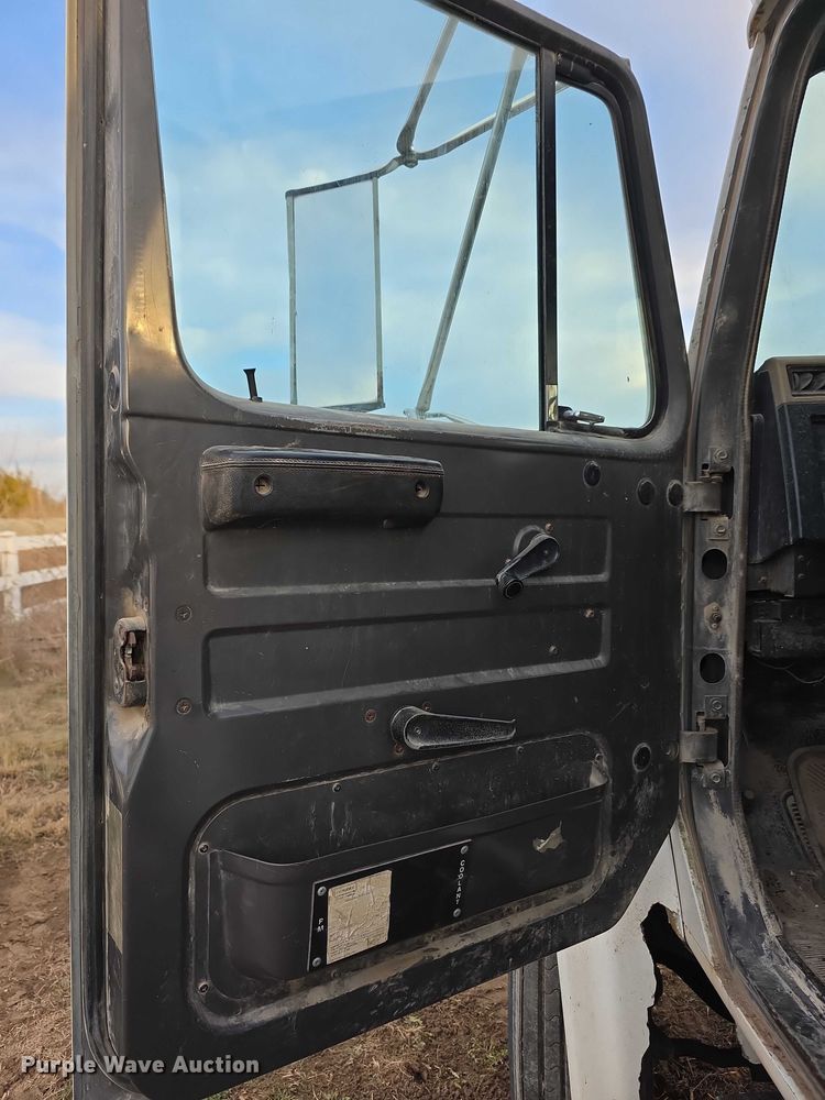 image for item FI0738 1994 International 4900 flatbed truck