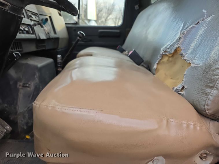 image for item FI0738 1994 International 4900 flatbed truck