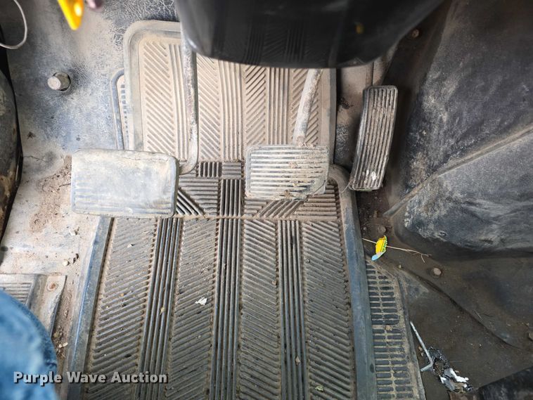 image for item FI0738 1994 International 4900 flatbed truck