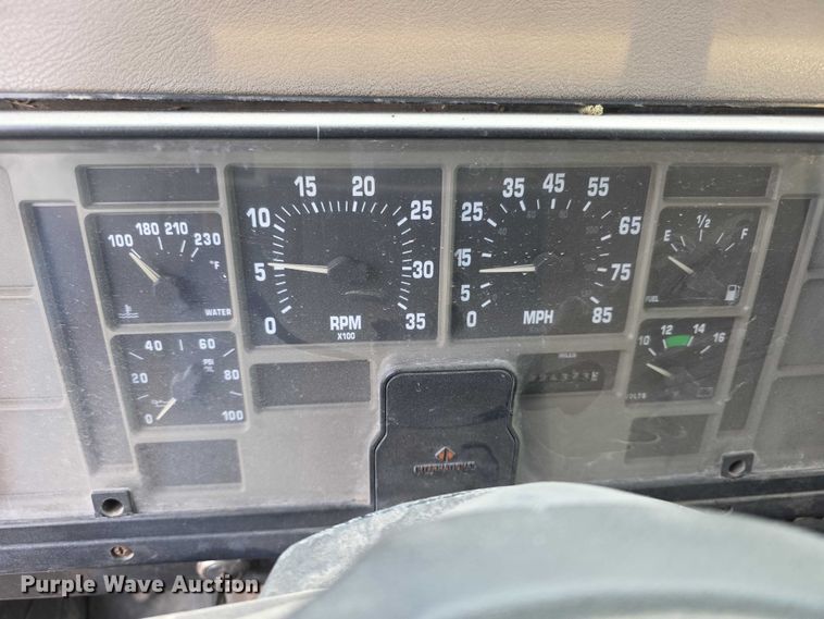 image for item FI0738 1994 International 4900 flatbed truck