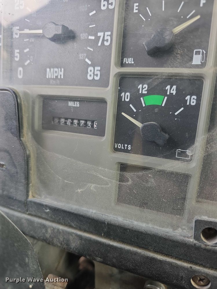 image for item FI0738 1994 International 4900 flatbed truck