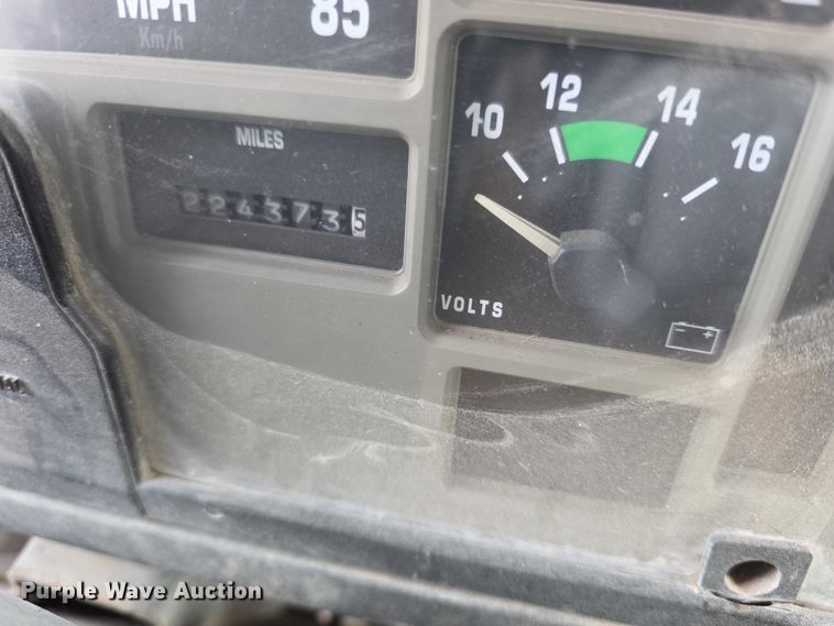 image for item FI0738 1994 International 4900 flatbed truck