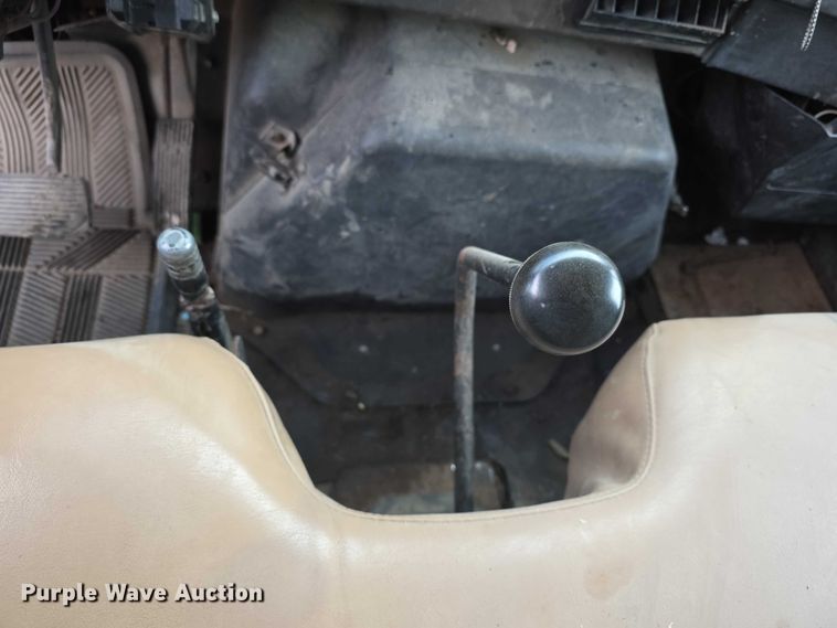 image for item FI0738 1994 International 4900 flatbed truck