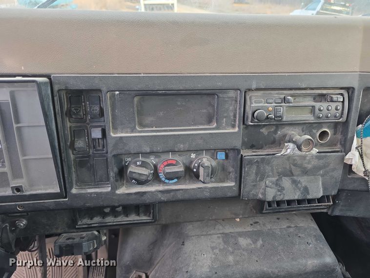 image for item FI0738 1994 International 4900 flatbed truck