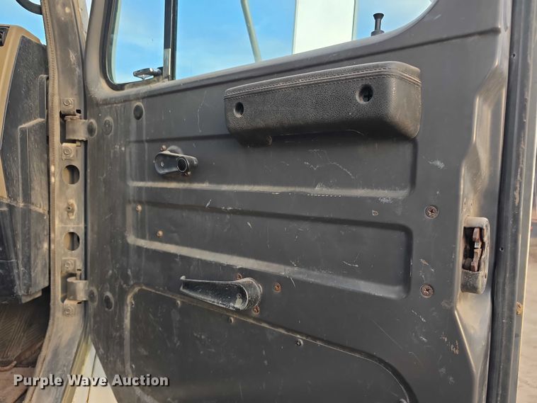 image for item FI0738 1994 International 4900 flatbed truck