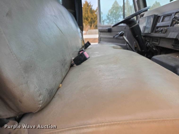 image for item FI0738 1994 International 4900 flatbed truck