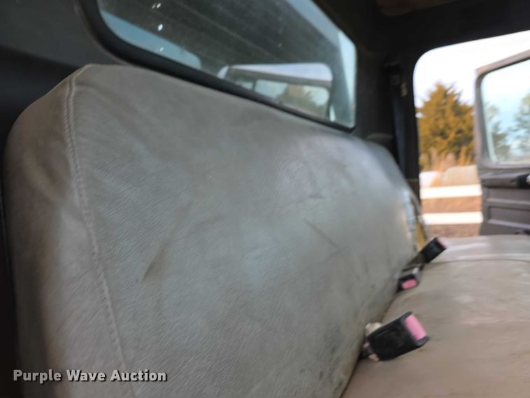 image for item FI0738 1994 International 4900 flatbed truck