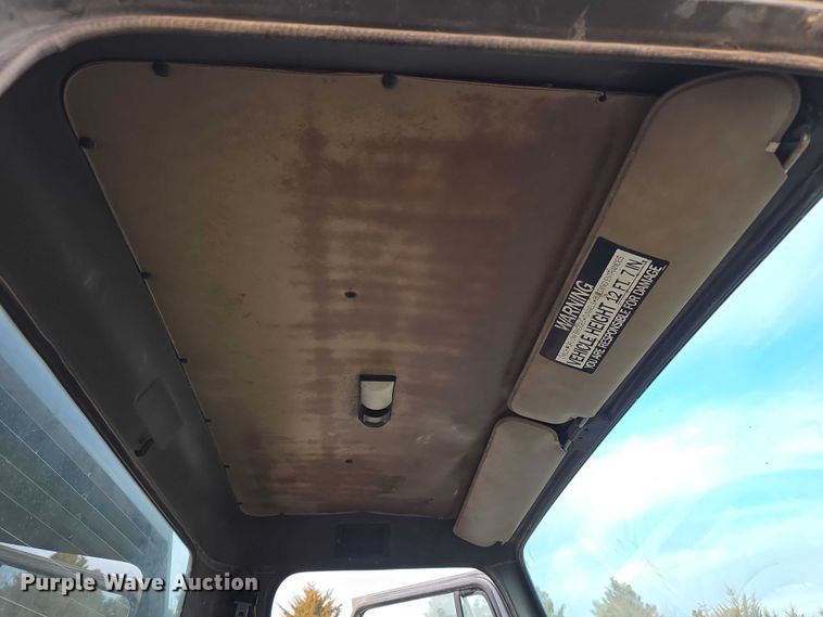 image for item FI0738 1994 International 4900 flatbed truck