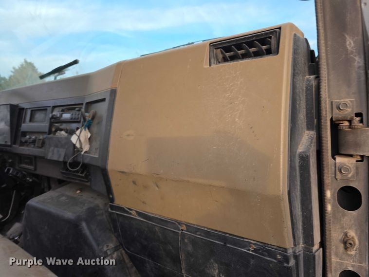 image for item FI0738 1994 International 4900 flatbed truck