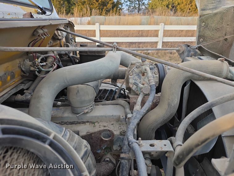 image for item FI0738 1994 International 4900 flatbed truck