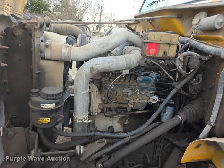 image for item FI0738 1994 International 4900 flatbed truck