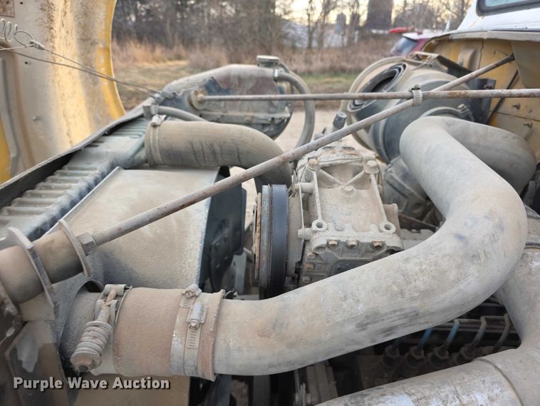 image for item FI0738 1994 International 4900 flatbed truck