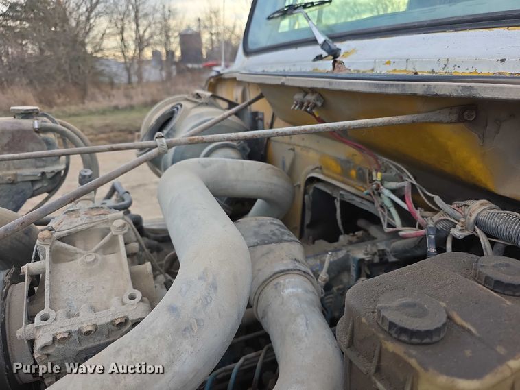 image for item FI0738 1994 International 4900 flatbed truck