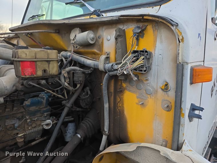 image for item FI0738 1994 International 4900 flatbed truck