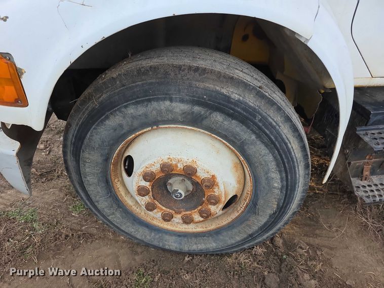 image for item FI0738 1994 International 4900 flatbed truck