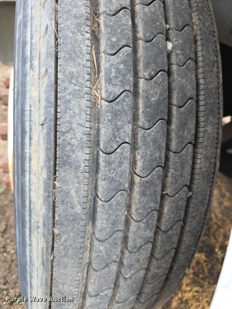 image for item FI0738 1994 International 4900 flatbed truck