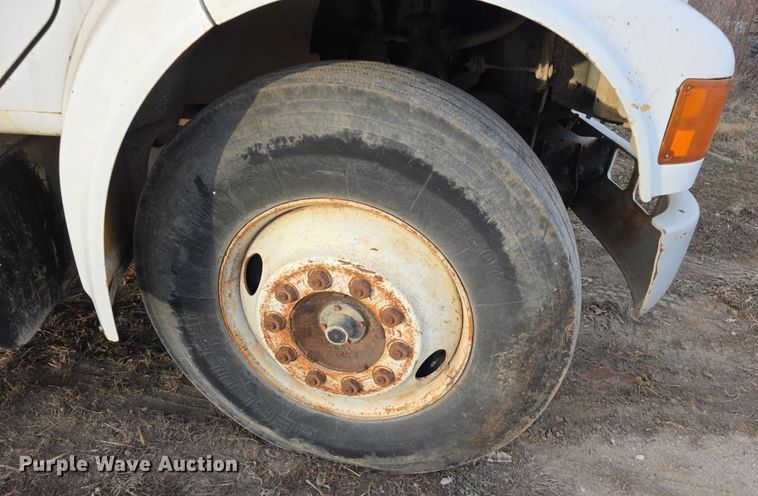 image for item FI0738 1994 International 4900 flatbed truck