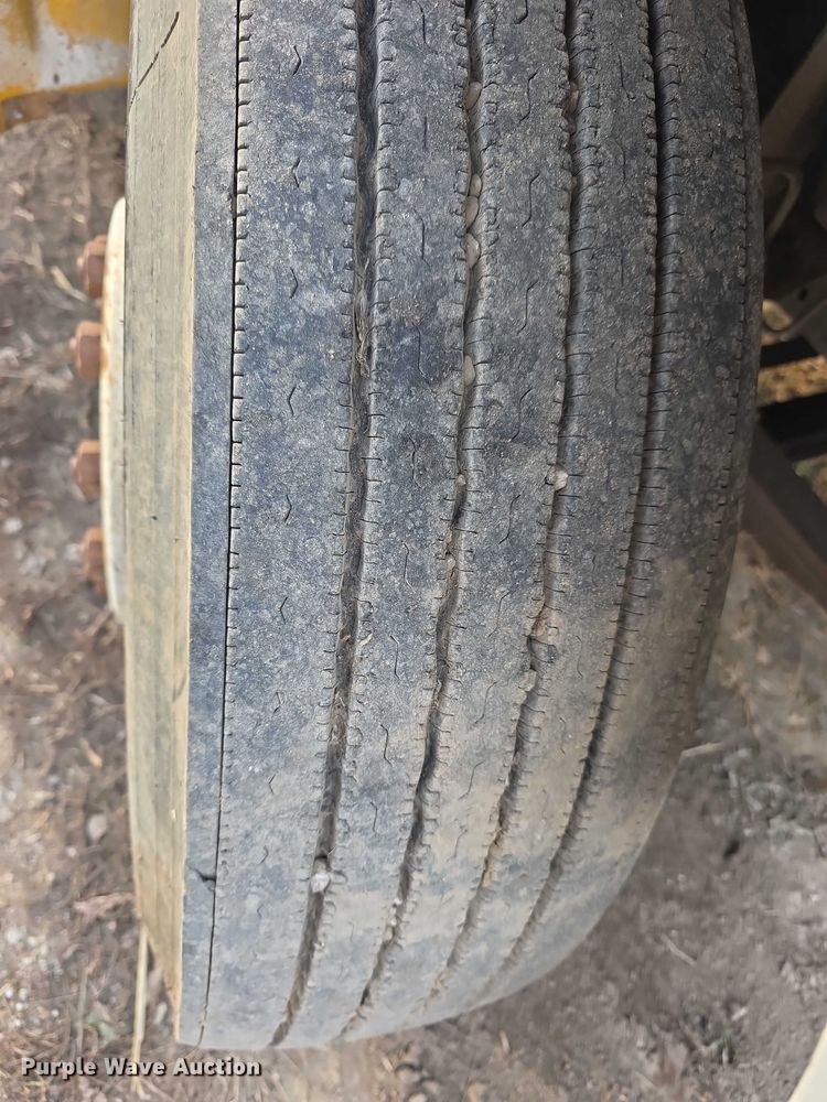 image for item FI0738 1994 International 4900 flatbed truck