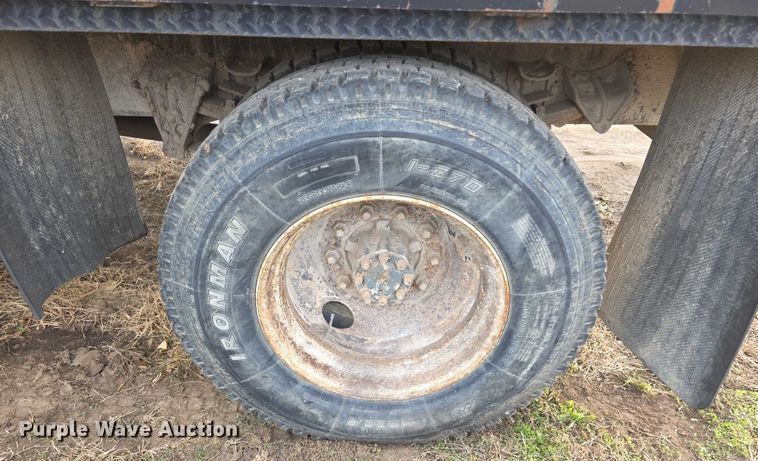 image for item FI0738 1994 International 4900 flatbed truck