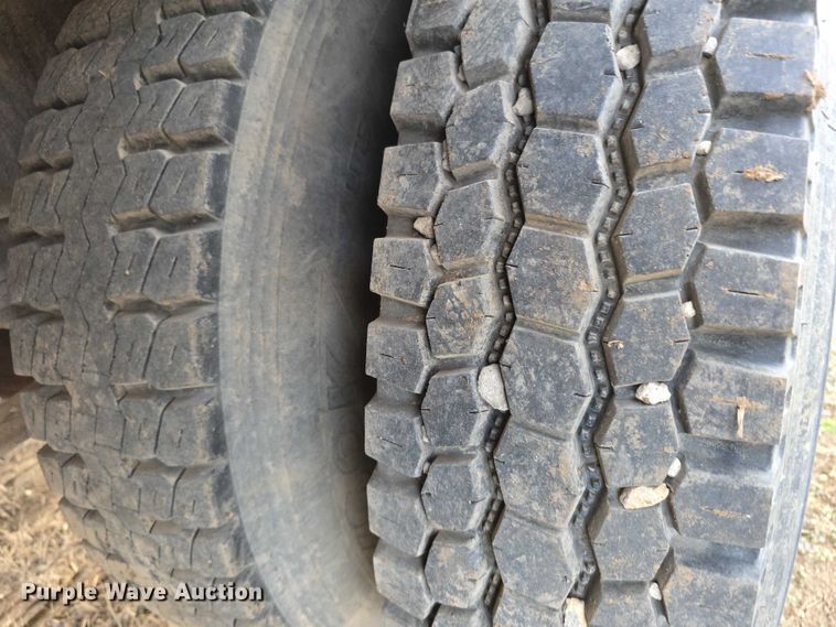 image for item FI0738 1994 International 4900 flatbed truck