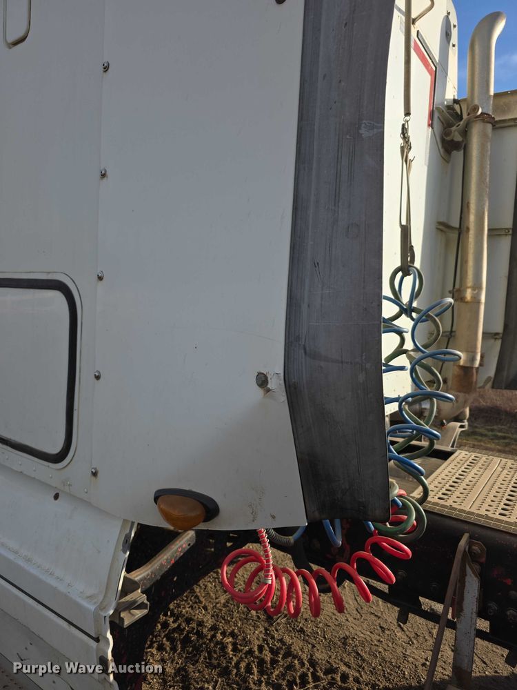 image for item FI0743 2005 Freightliner CST120 semi truck