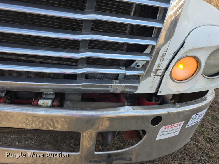 image for item FI0743 2005 Freightliner CST120 semi truck