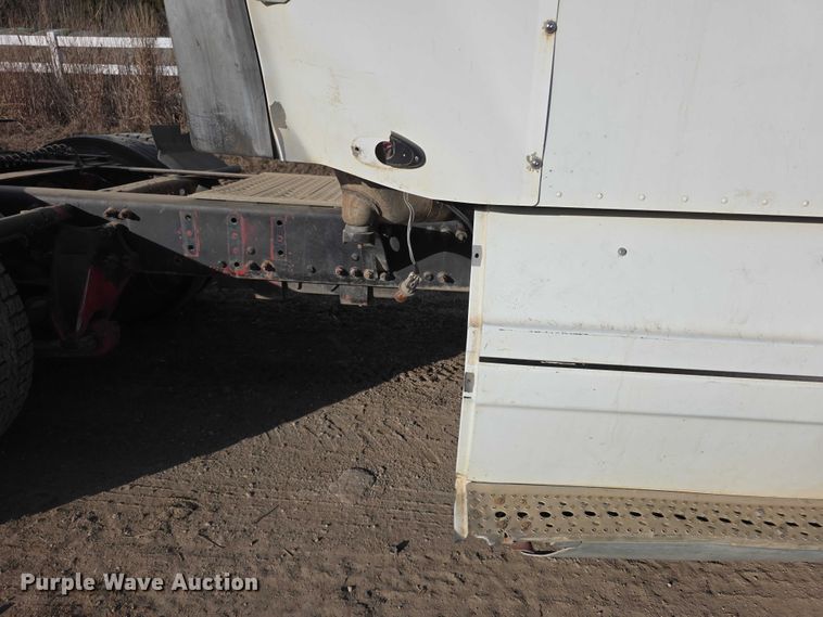 image for item FI0743 2005 Freightliner CST120 semi truck