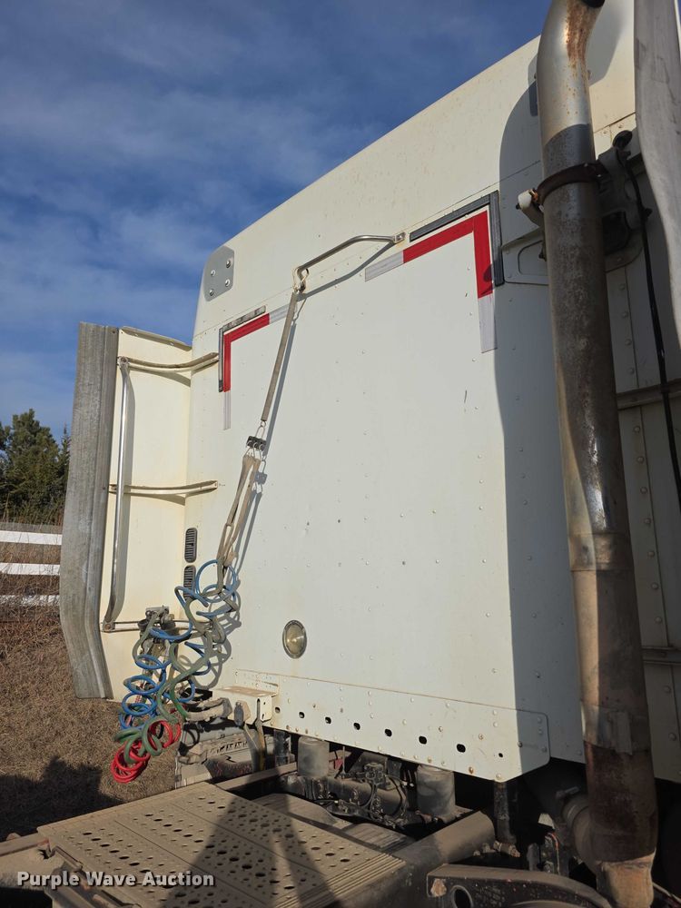 image for item FI0743 2005 Freightliner CST120 semi truck