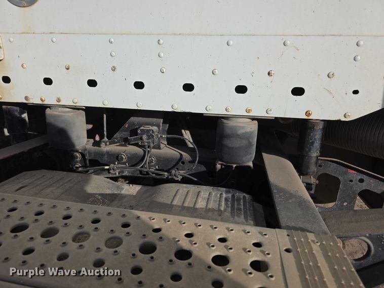 image for item FI0743 2005 Freightliner CST120 semi truck