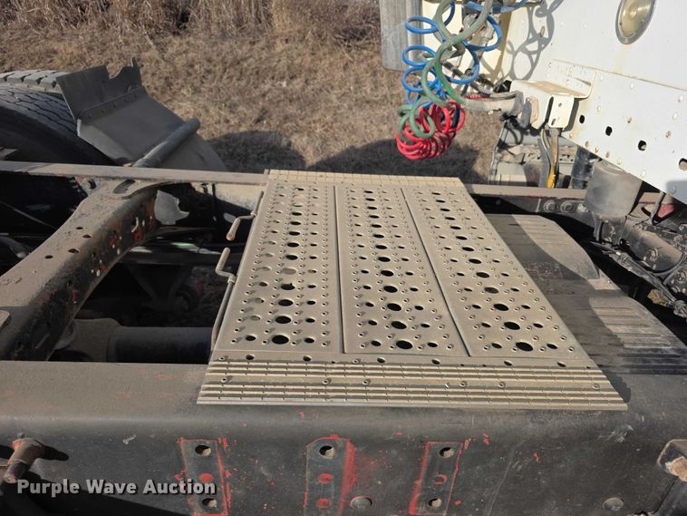 image for item FI0743 2005 Freightliner CST120 semi truck