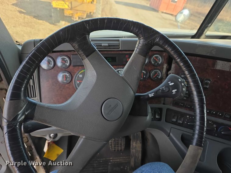 image for item FI0743 2005 Freightliner CST120 semi truck