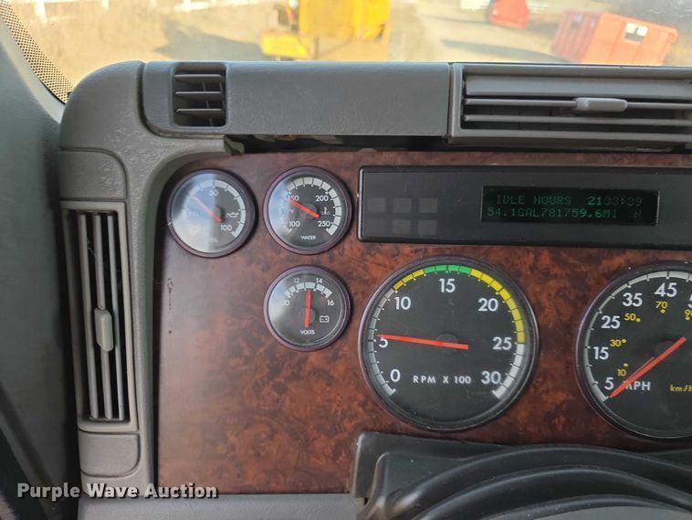 image for item FI0743 2005 Freightliner CST120 semi truck