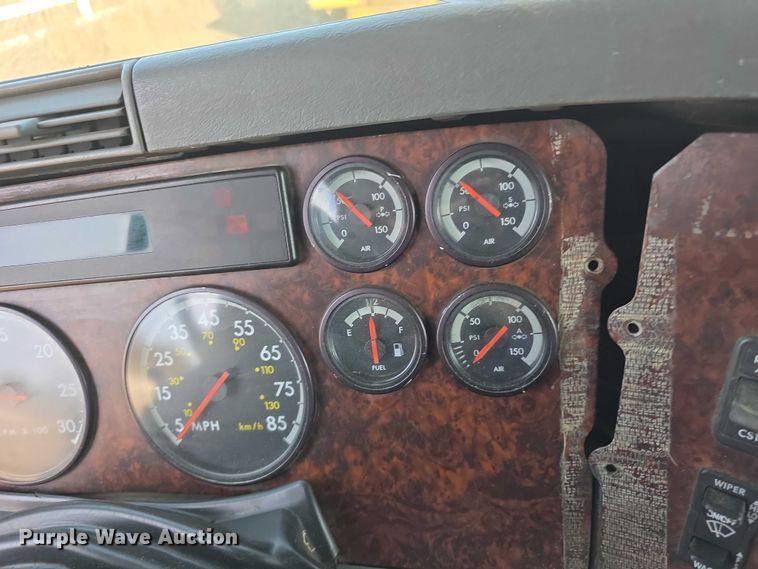 image for item FI0743 2005 Freightliner CST120 semi truck