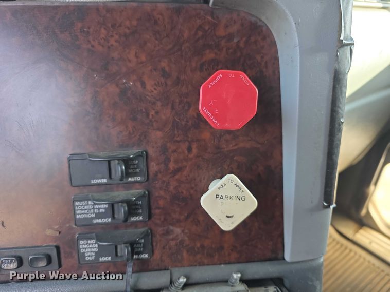 image for item FI0743 2005 Freightliner CST120 semi truck