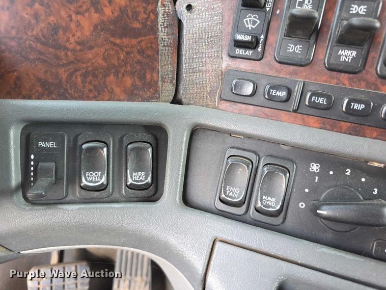 image for item FI0743 2005 Freightliner CST120 semi truck