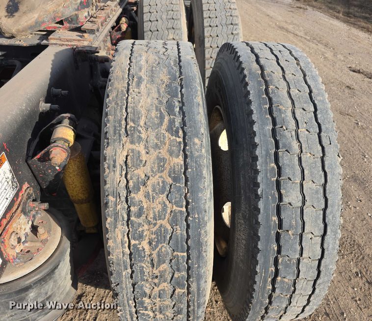 image for item FI0743 2005 Freightliner CST120 semi truck