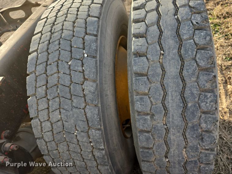 image for item FI0743 2005 Freightliner CST120 semi truck