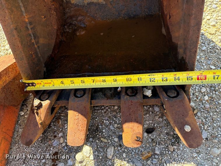 image for item YA1972 Kubota L2350 MFWD tractor