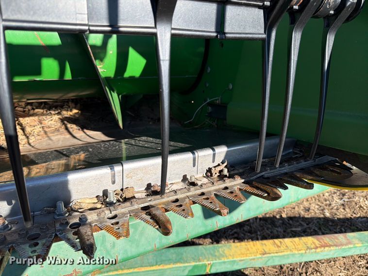 image for item YA1980 2003 John Deere 625F flex draper head
